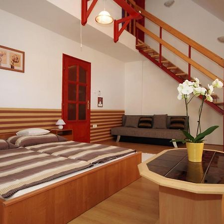 Hellasz Apartman Gyula Dış mekan fotoğraf