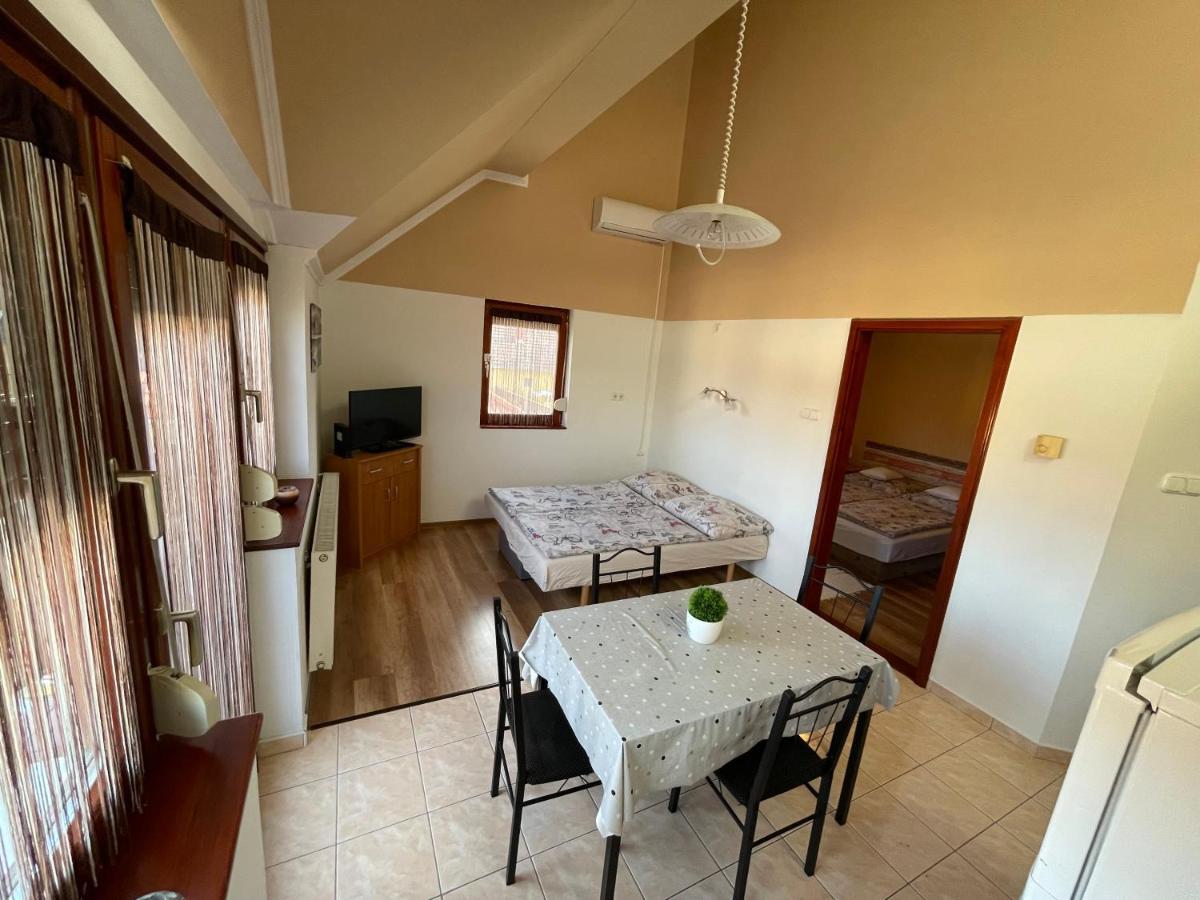 Hellasz Apartman Gyula Dış mekan fotoğraf